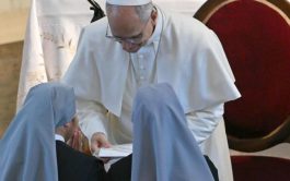 28/11/2025 - Durante su paso por Estambul, el Papa León XIV visitó la Residencia de Ancianos de las Hermanitas de…