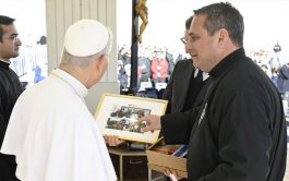 13/11/2025 - El Papa León XIV dedicó un momento en la Audiencia General en la Plaza de San Pedro para…