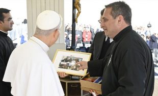 13/11/2025 - El Papa León XIV dedicó un momento en la Audiencia General en la Plaza de San Pedro para recibir a dos sacerdotes, el pasionista Enzo Del Brocco y el fidei…