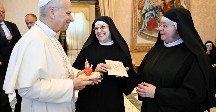 13/11/2025 - El Papa León XIV recibió en audiencia a las religiosas de la Federación de Monasterios Agustinos de Italia, aprovechando la coincidencia de la reunión con la festividad de todos los santos de la Orden Agustina, un hecho que calificó como "¡un hermoso regalo para todos!". El encuentro tuvo lugar en la Sala del Consistorio del Palacio Apostólico, donde…