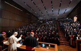 14/11/2025 - El Papa León XIV acudió a la Pontificia Universidad Lateranense de Roma para inaugurar el año académico 2025-2026. La universidad, históricamente conocida como la "Universidad del Papa" debido a su vínculo con el obispo de Roma, fue definida por el cardenal Baldo Reina, gran canciller, como "su casa". La comunidad académica, que cuenta con más de mil estudiantes,…