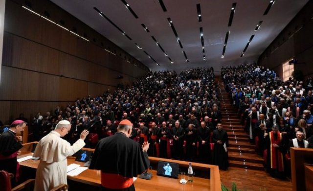 14/11/2025 - El Papa León XIV acudió a la Pontificia Universidad Lateranense de Roma para inaugurar el año académico 2025-2026. La universidad, históricamente conocida como la "Universidad del Papa" debido a su vínculo con el obispo de Roma, fue definida por el cardenal Baldo Reina, gran canciller, como "su casa". La comunidad académica, que cuenta con más de mil estudiantes,…