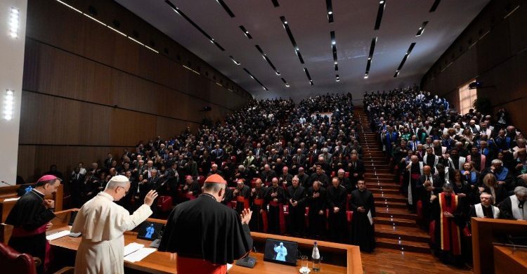 14/11/2025 - El Papa León XIV acudió a la Pontificia Universidad Lateranense de Roma para inaugurar el año académico 2025-2026. La universidad, históricamente conocida como la "Universidad del Papa" debido a su vínculo con el obispo de Roma, fue definida por el cardenal Baldo Reina, gran canciller, como "su casa". La comunidad académica, que cuenta con más de mil estudiantes,…