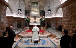 20/11/2025 - El Papa León XIV inició su visita a Asís con un momento de profunda devoción ante la tumba…