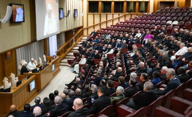 27/11/2025 - Según informa Vatican News, el Papa León XIV se reunió en el Aula del Sínodo con cerca de 160 consagrados, quienes participan en la 104.ª Asamblea de la Unión de Superiores Generales (USG) bajo el título “Fe conectada: vivir la oración en la era digital”. En su encuentro, el Pontífice abordó el desafío del mundo digital para la…
