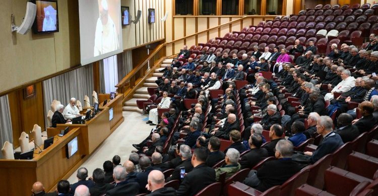 27/11/2025 - Según informa Vatican News, el Papa León XIV se reunió en el Aula del Sínodo con cerca de 160 consagrados, quienes participan en la 104.ª Asamblea de la Unión de Superiores Generales (USG) bajo el título “Fe conectada: vivir la oración en la era digital”. En su encuentro, el Pontífice abordó el desafío del mundo digital para la…