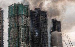 27/11/2025 - En un mensaje de solidaridad, el Papa León XIV ha manifestado su pesar por el devastador incendio que afectó a siete rascacielos en el distrito de Tai Po, Hong Kong, la tarde del miércoles 26 de noviembre. La tragedia ha dejado hasta el momento un saldo provisional de 55 fallecidos, incluyendo un bombero, y 279 personas desaparecidas. El…