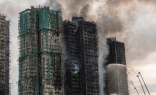 27/11/2025 - En un mensaje de solidaridad, el Papa León XIV ha manifestado su pesar por el devastador incendio que afectó a siete rascacielos en el distrito de Tai Po, Hong Kong,…