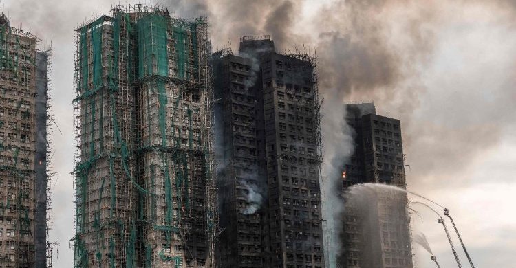 27/11/2025 - En un mensaje de solidaridad, el Papa León XIV ha manifestado su pesar por el devastador incendio que afectó a siete rascacielos en el distrito de Tai Po, Hong Kong, la tarde del miércoles 26 de noviembre. La tragedia ha dejado hasta el momento un saldo provisional de 55 fallecidos, incluyendo un bombero, y 279 personas desaparecidas. El…