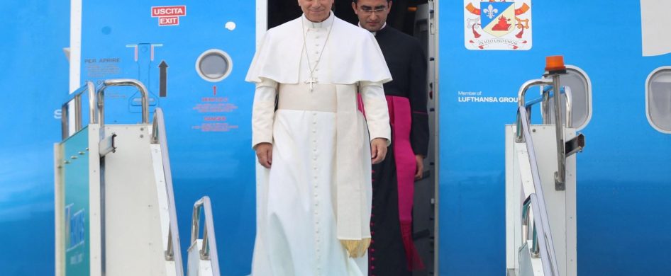 27/11/2025 - El Papa León XIV ha comenzado su viaje apostólico en Turquía, pronunciando su primer discurso ante las autoridades, representantes de la sociedad civil y el Cuerpo Diplomático en la biblioteca nacional de Ankara. El Pontífice expresó su satisfacción por iniciar los viajes de su pontificado en este país y resaltó el papel único de Turquía como nexo entre…