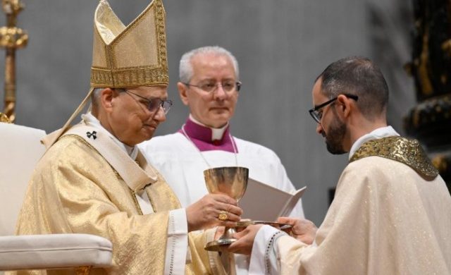 23/12/2025 - (Fuente: Vatican News) Para reconsiderar juntos la identidad y la función del ministerio ordenado a la luz de lo que el Señor pide hoy a la Iglesia”, presenta el Papa León XIV su Carta apostólica con motivo del 60 aniversario de los decretos conciliares Optatam totius y Presbyterorum ordinis.