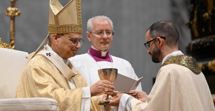23/12/2025 - (Fuente: Vatican News) Para reconsiderar juntos la identidad y la función del ministerio ordenado a la luz de lo que el Señor pide hoy a la Iglesia”, presenta el Papa León XIV su Carta apostólica con motivo del 60 aniversario de los decretos conciliares Optatam totius y Presbyterorum ordinis.