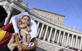 22/12/2025 - (Fuente: AICA) Tras el rezo del Ángelus, el papa León XIV bendijo a los "Bambinelli" que llevaron a&hellip;