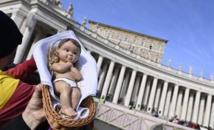 22/12/2025 - (Fuente: AICA) Tras el rezo del Ángelus, el papa León XIV bendijo a los "Bambinelli"&hellip;