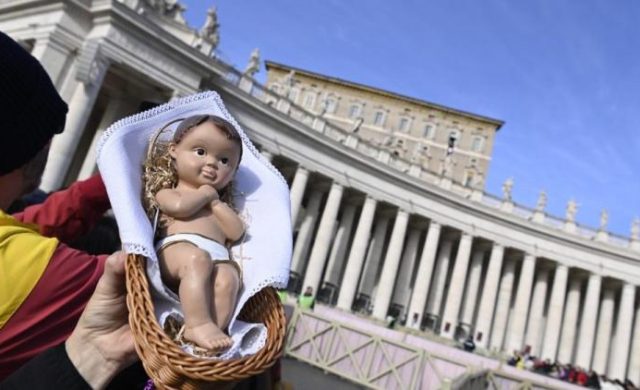 22/12/2025 - (Fuente: AICA) Tras el rezo del Ángelus, el papa León XIV bendijo a los "Bambinelli" que llevaron a la Plaza de San Pedro cerca de 1.500 niños y jóvenes de los oratorios y parroquias de la diócesis de Roma, de la que es obispo. Excepcionalmente, este año la bendición tuvo lugar el cuarto domingo de Adviento y no&hellip;