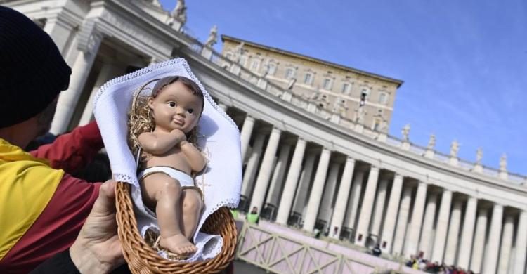 22/12/2025 - (Fuente: AICA) Tras el rezo del Ángelus, el papa León XIV bendijo a los "Bambinelli" que llevaron a la Plaza de San Pedro cerca de 1.500 niños y jóvenes de los oratorios y parroquias de la diócesis de Roma, de la que es obispo. Excepcionalmente, este año la bendición tuvo lugar el cuarto domingo de Adviento y no&hellip;