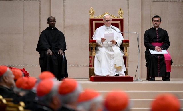 22/12/2025 – (Fuente: AICA) Es la petición que hizo el Santo Padre en su felicitación de Navidad a los integrantes de la Curia Romana. El Papa dedicó unas palabras al papa Francisco. El papa León XIV reclamó una Curia Romana cada vez más misionera «donde las instituciones, las oficinas y las tareas estén pensadas atendiendo a los grandes desafíos eclesiales,&hellip;