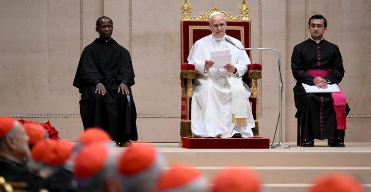 22/12/2025 – (Fuente: AICA) Es la petición que hizo el Santo Padre en su felicitación de Navidad a los integrantes de la Curia Romana. El Papa dedicó unas palabras al papa Francisco. El papa León XIV reclamó una Curia Romana cada vez más misionera «donde las instituciones, las oficinas y las tareas estén pensadas atendiendo a los grandes desafíos eclesiales,&hellip;