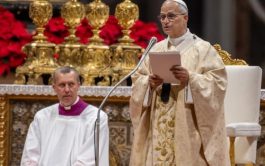 25/12/2025 – (Fuente: AICA) En su primera misa de Navidad, el Papa afirmó que la paz nace del llanto acogido&hellip;