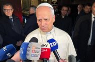 10/12/2025 - Al concluir su jornada en Castel Gandolfo, el Papa León XIV se reunió con periodistas a las afueras de Villa Barberini,…