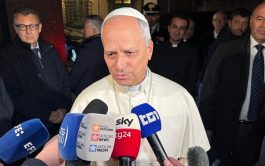 10/12/2025 - Al concluir su jornada en Castel Gandolfo, el Papa León XIV se reunió con periodistas a las afueras…