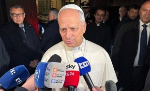 10/12/2025 - Al concluir su jornada en Castel Gandolfo, el Papa León XIV se reunió con periodistas a las afueras de Villa Barberini, donde abordó diversos temas de actualidad, con especial foco…