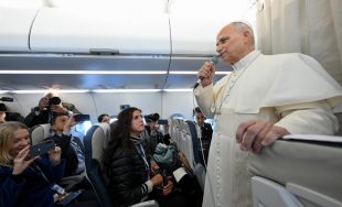 03/12/2025 - El Papa León XIV concluyó su reciente viaje apostólico a Oriente Medio, que lo llevó a Turquía y al Líbano, reuniéndose con los periodistas durante el vuelo de regreso a…