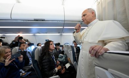 03/12/2025 - El Papa León XIV concluyó su reciente viaje apostólico a Oriente Medio, que lo llevó a Turquía y al Líbano, reuniéndose con los periodistas durante el vuelo de regreso a…