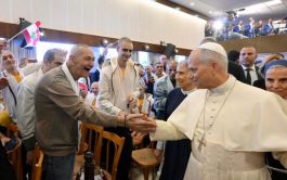 02/12/2025 - El Papa León XIV realizó una significativa visita al Hospital de la Cruz en Beirut, marcando una de…