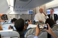 01/12/2025 - En el vuelo que lo trasladaba de Estambul a Beirut, el Papa León XIV ofreció una improvisada conferencia de prensa a…