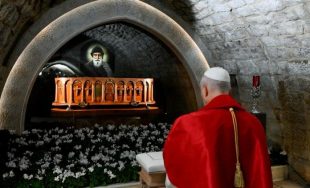 01/12/2025 - El Papa León XIV inició su segunda jornada de viaje apostólico al Líbano peregrinando al monasterio de Annaya para orar ante la tumba de San Charbel Maklūf, el monje maronita…