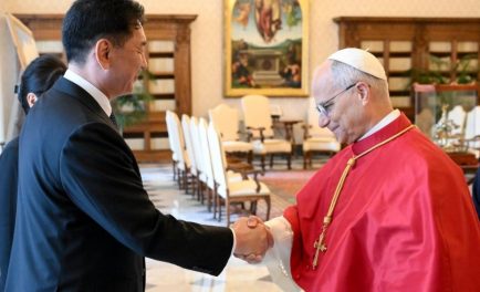 04/12/2025 - El Papa León XIV recibió hoy en audiencia privada en el Palacio Apostólico Vaticano, al presidente de Mongolia, Ukhnaagiin Khürelsükh. Tras la reunión con Su Santidad, el mandatario mongol mantuvo…