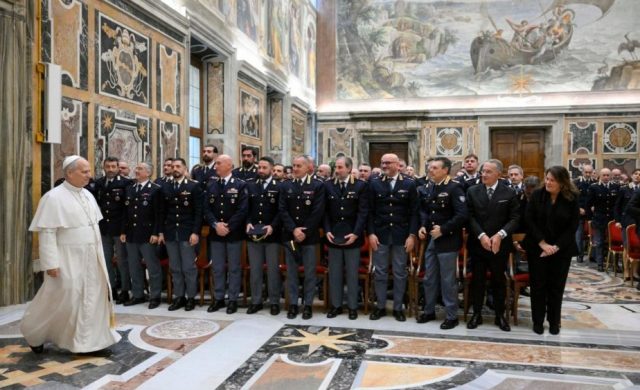 19/01/2026 - El Papa León XIV recibió en audiencia a los integrantes de la Inspectoría de Seguridad Pública del Vaticano en la Sala Clementina. En este primer encuentro del año civil, el Pontífice agradeció la labor de los funcionarios y agentes de la Policía Estatal italiana que custodian la Plaza de San Pedro y sus alrededores. Durante su discurso, el&hellip;