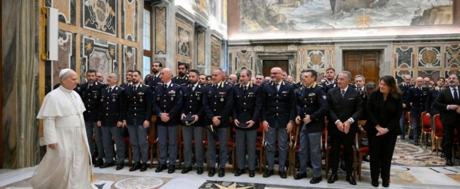 19/01/2026 - El Papa León XIV recibió en audiencia a los integrantes de la Inspectoría de Seguridad Pública del Vaticano en la Sala Clementina. En este primer encuentro del año civil, el Pontífice agradeció la labor de los funcionarios y agentes de la Policía Estatal italiana que custodian la Plaza de San Pedro y sus alrededores. Durante su discurso, el&hellip;