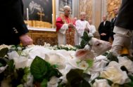 21/01/2026 - Esta mañana, en la Capilla de Urbano VIII, se llevó a cabo la tradicional presentación de los dos corderos al Papa&hellip;