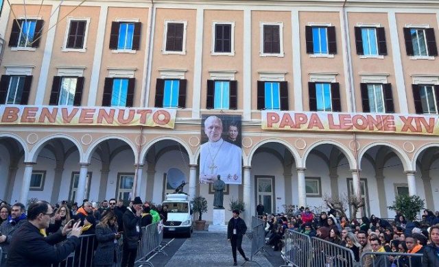 23/02/2026 - (Fuente: Vatican News) El Papa León XIV visita la parroquia del Sagrado Corazón de Jesús en Castro Pretorio, junto a la gran estación central de Roma Termini, que refleja las contradicciones de nuestro tiempo: algunos se marchan con las comodidades que se les ofrecen, mientras que otros, en cambio, no tienen un hogar; otros anhelan trabajar honestamente, pero&hellip;