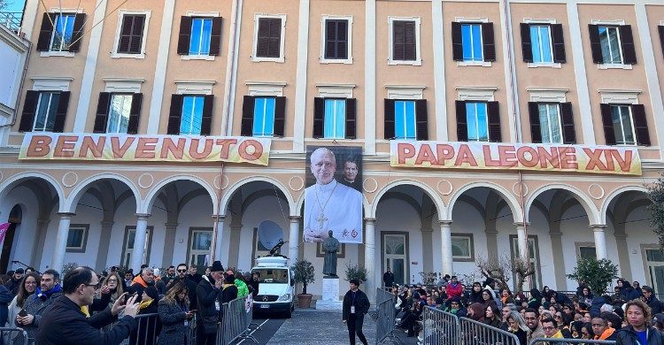 23/02/2026 - (Fuente: Vatican News) El Papa León XIV visita la parroquia del Sagrado Corazón de Jesús en Castro Pretorio, junto a la gran estación central de Roma Termini, que refleja las contradicciones de nuestro tiempo: algunos se marchan con las comodidades que se les ofrecen, mientras que otros, en cambio, no tienen un hogar; otros anhelan trabajar honestamente, pero&hellip;