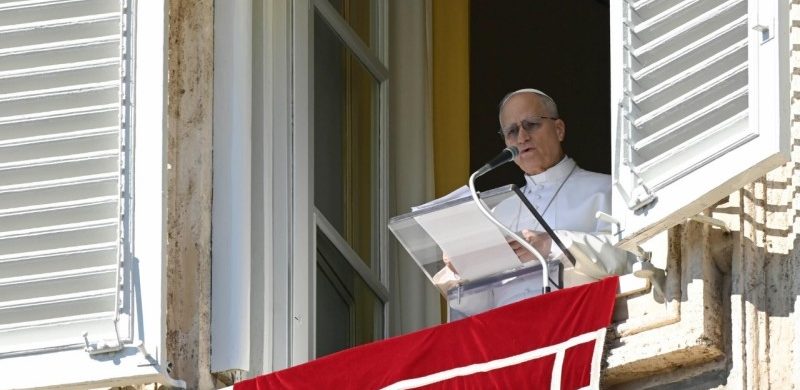 23/02/2026 - (Fuente: Vatican News) En el Ángelus del primer domingo de Cuaresma, León XIV recuerda cómo Jesús venció los engaños del diablo y habla de la penitencia como un camino que no empobrece nuestra humanidad, sino que la enriquece, la purifica y la fortalece. Nos insta a silenciar la televisión, la radio y los teléfonos inteligentes por un rato.&hellip;