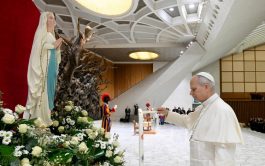 11/02/2026 – Antes de iniciar la audiencia general de hoy, el Santo Padre, después de recorrer el pasillo central saludando&hellip;