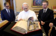 06/02/2026 - El Papa León XIV recibió en el Palacio Apostólico los dos volúmenes de la Biblia de Borso del Este, una de&hellip;
