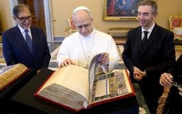 06/02/2026 - El Papa León XIV recibió en el Palacio Apostólico los dos volúmenes de la Biblia de Borso del&hellip;