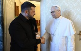 23/02/2026 - (Fuente: Vatican News) Al concluir la oración del Ángelus, el Papa renovó su llamamiento para que se silencien las armas y cesen los bombardeos. «Alcancemos sin demora un alto el fuego", dijo el Papa, al cumplirse cuatro años desde el inicio de la «guerra contra Ucrania». ¡Cuántas víctimas, cuántas vidas y familias destrozadas, cuánta destrucción, cuánto sufrimiento indecible!&hellip;