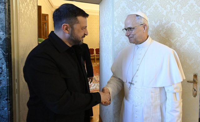 23/02/2026 - (Fuente: Vatican News) Al concluir la oración del Ángelus, el Papa renovó su llamamiento para que se silencien las armas y cesen los bombardeos. «Alcancemos sin demora un alto el fuego", dijo el Papa, al cumplirse cuatro años desde el inicio de la «guerra contra Ucrania». ¡Cuántas víctimas, cuántas vidas y familias destrozadas, cuánta destrucción, cuánto sufrimiento indecible!&hellip;