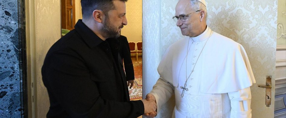 23/02/2026 - (Fuente: Vatican News) Al concluir la oración del Ángelus, el Papa renovó su llamamiento para que se silencien las armas y cesen los bombardeos. «Alcancemos sin demora un alto el fuego", dijo el Papa, al cumplirse cuatro años desde el inicio de la «guerra contra Ucrania». ¡Cuántas víctimas, cuántas vidas y familias destrozadas, cuánta destrucción, cuánto sufrimiento indecible!&hellip;