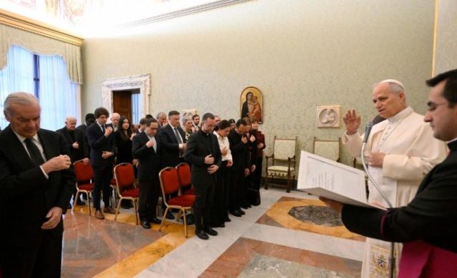 27/03/2026 – En esta semana, el Papa ha tenido su pensamiento en la paz y la unidad en un mundo marcado por guerras, tensiones religiosas y conflictos sociales, ha insistido que la Iglesia debe ser puente de diálogo y esperanza. Con llamados firmes al diálogo, a la unidad y a la defensa de la vida, el Papa León XIV reafirma&hellip;