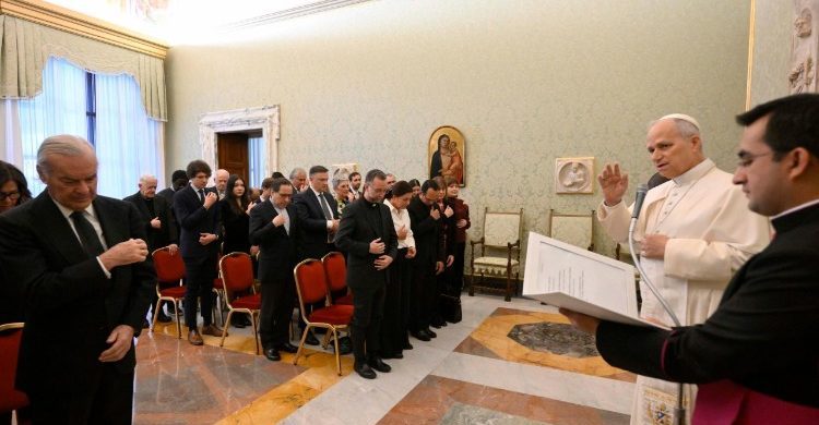 27/03/2026 – En esta semana, el Papa ha tenido su pensamiento en la paz y la unidad en un mundo marcado por guerras, tensiones religiosas y conflictos sociales, ha insistido que la Iglesia debe ser puente de diálogo y esperanza. Con llamados firmes al diálogo, a la unidad y a la defensa de la vida, el Papa León XIV reafirma&hellip;