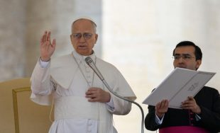 25/03/2026 - En la Plaza de San Pedro, en la audiencia general, el Papa se detiene en&hellip;
