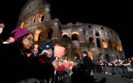 01/04/2026 – León XIV presidirá este viernes 3 de abril, en el Anfiteatro Flavio, el rito que recuerda el camino&hellip;