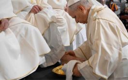 02/04/2026 – A los pies de 12 sacerdotes, el Papa afirma que el gesto de lavar los pies muestra la&hellip;