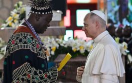 16/04/2026 – En la Catedral de San José, el dolor de los refugiados y las fuerzas de paz se convierte en una ofrenda.
